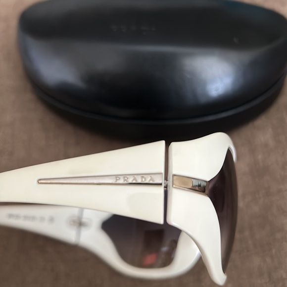 PRADA SPORTY WHITE SUNGLASSES GRAY GLASS IN PRADA CASE NEW - Picture 3 of 3